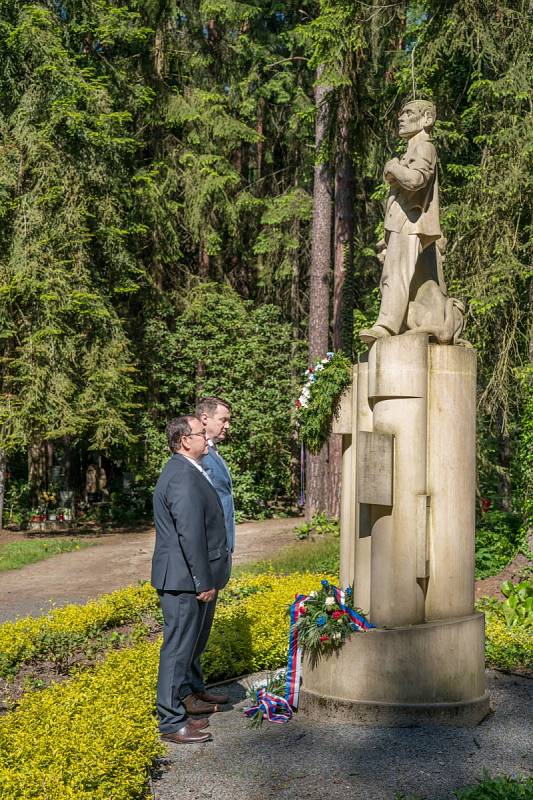 Hejtman Libereckého kraje Martin Půta navštívil v Novém Boru se starostou Jaromírem Dvořákem Lesní hřbitov