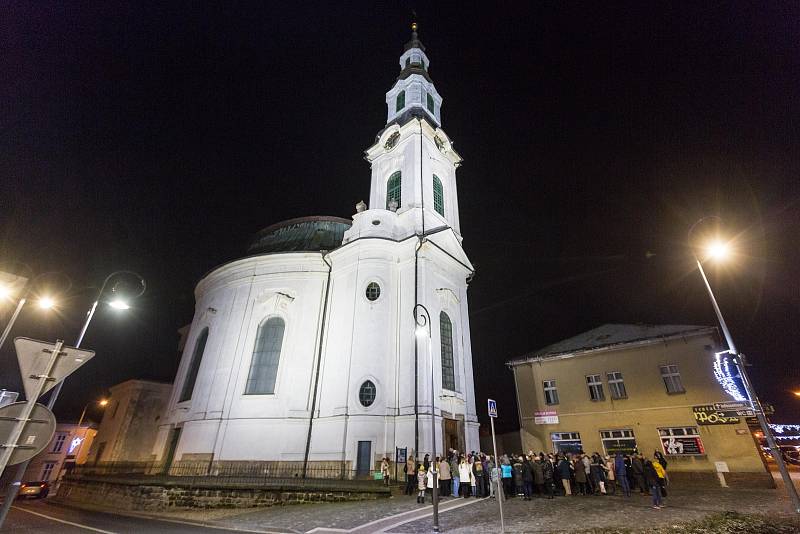 U novoborského kostela Nanebevzetí Panny Marie se na akci Česko zpívá koledy sešlo přes sto lidí.