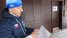 Předseda oddílu Ski Polevsko Jan Šmíd před lyžařskou boudou na Jedličné ukazuje novou mapu Lužických hor s vyznačenými trasami pro běžkaře