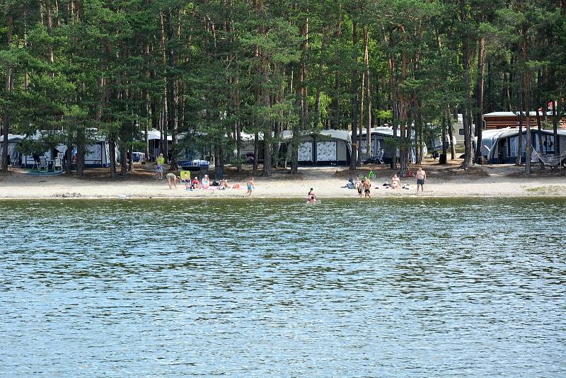 Z paluby parníku je Máchovo jezero nejkrásnější, říkají turisté i lodníci.