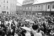 Shromáždění na tehdejším Mírovém náměstí (dnes Náměstí T.G. Masaryka) v České Lípě 27. listopadu během generální stávky