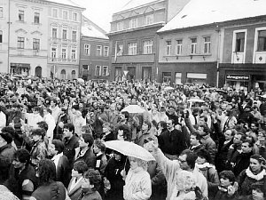 Shromáždění na tehdejším Mírovém náměstí (dnes Náměstí T.G. Masaryka) v České Lípě 27. listopadu během generální stávky