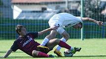 Frýdlant - Česká Lípa 3:1. Horák v souboji s domácím Coufalem (v bílém).