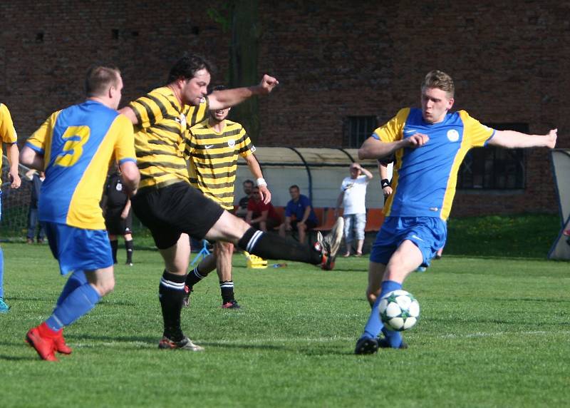 Lokomotiva Česká Lípa - Holany 1:4 (0:2). Českolipská Lokomotiva (žlutomodré dresy) podlehla doma Dynamu Holany 1:4. Třio góly vítězů vstřelil Daniel Kýček.