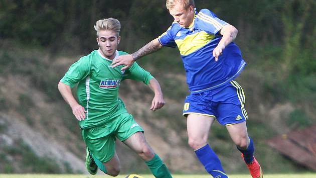 Mimoň - Bílý Kostel 0:3. Řehák v souboji s hostujícím Ďurišem (v zeleném).