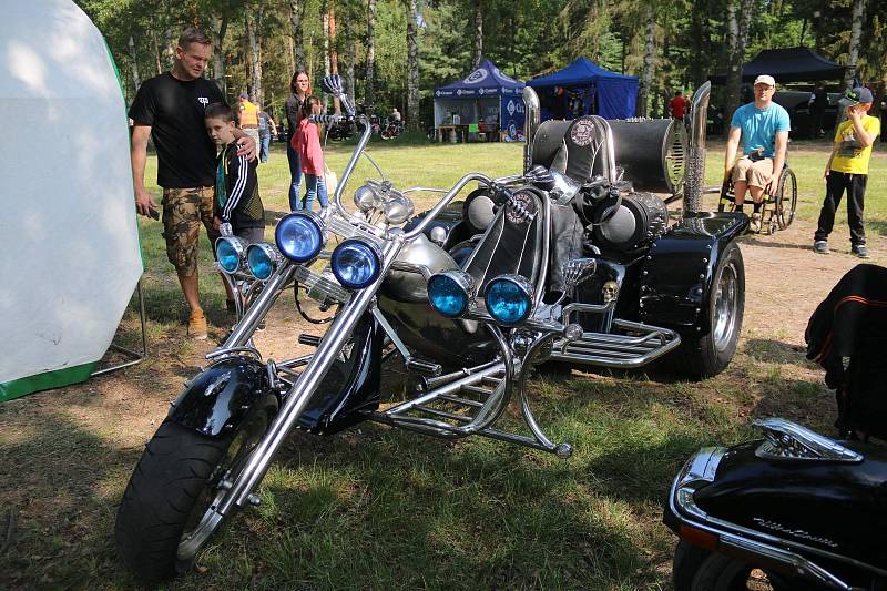 Dětem, která vážně zranila auta přispějí motorkáři z Doks, kteří pořádají na Bílem Kameni od pátku velký sraz motorek,veteránů, amerik, tuningových aut a všeho co má motor. Jejich projekt Motobraní není běžná motorkářská sešlost. Na rozdíl od podobných je