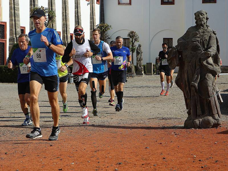 Běžci se během City Cross Runu podívali zblízka nejen na památky České Lípy, ale zavítali také do přírody. Do cíle doběhla většina z nich.