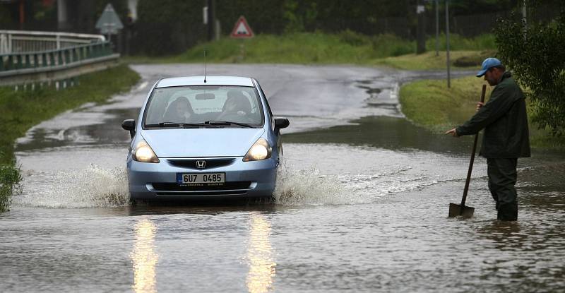 V řeku se v neděli proměnil Libchavský potok v Horní Libchavě. Voda tu opustila koryto a na několika místech zaplavila silnici. Nejhorší situace byla u křižovatky na Slunečnou.