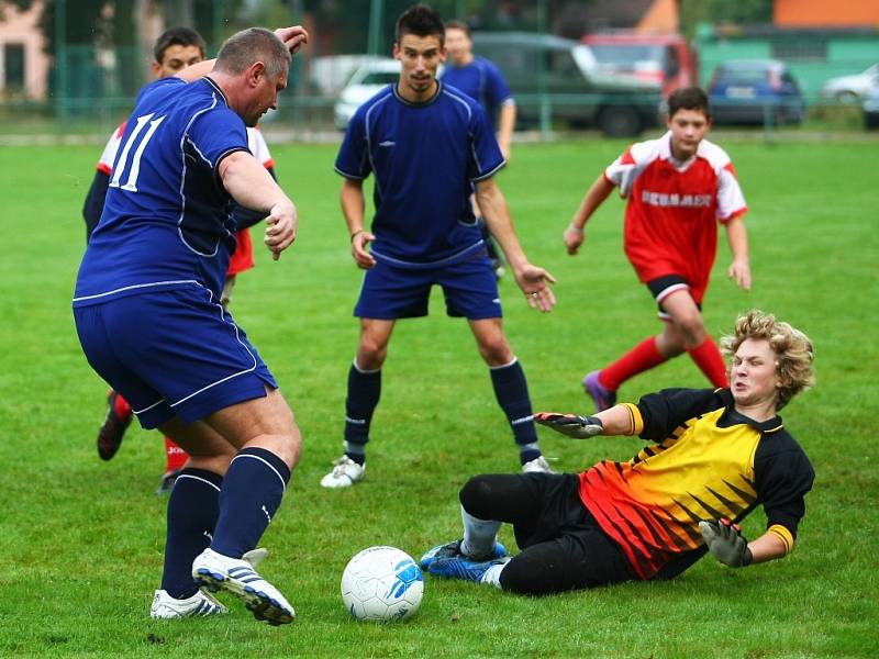 Ve fotbalovém turnaji se střetly týmy Romů a mančaft českolipských státních policistů.