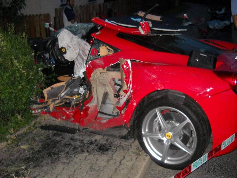 Ferrari v plotě. Tak v pondělí skončila rychlá jízda řidiče luxusního vozu. Na stejném místě v Horní Polici došlo již k sedmi desítkám nehod, dvě z nich si vyžádaly lidské životy.