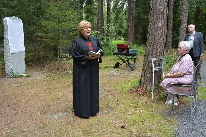 Symbolický hrob židovských obyvatel Nového Boru, kteří se během II. světové války stali oběťmi holocaustu, odhalili na novoborském Lesním hřbitově.