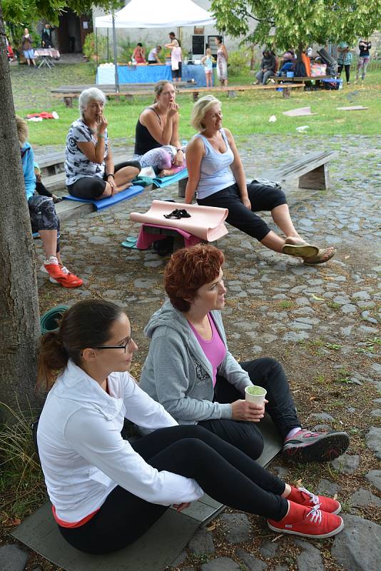 Vyznavači a příznivci oblíbeného cvičení, technik dýchání i meditace měli svůj den v areálu Vodního hradu Lipý v České Lípě.