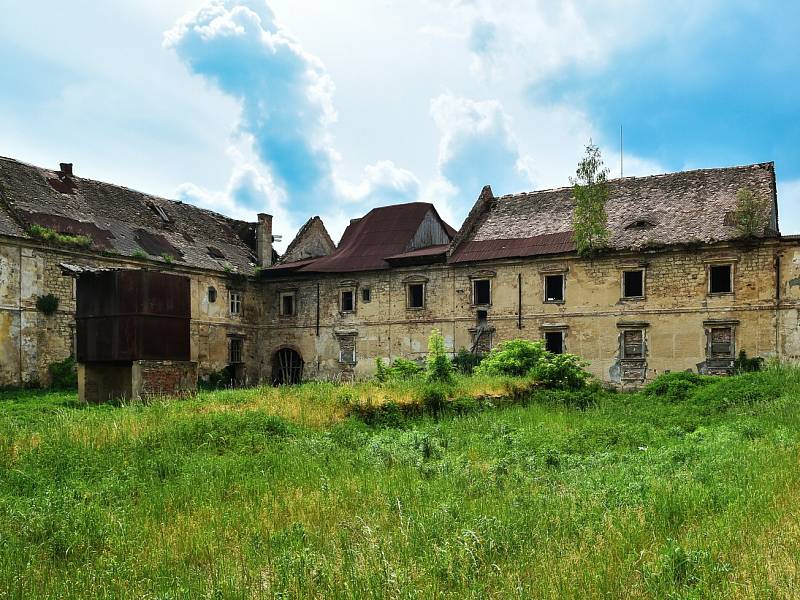 Na devastaci hospodářského dvora se podepsalo zejména divoké období raných devadesátých let, kdy se dvůr stal předmětem restituce a majitel jej v té době nechal bez zajištění chátrat. 