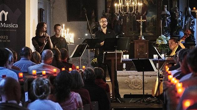 22. ročník Mezinárodního hudebního festivalu Lípa Musica pokračoval v Zahrádkách tradičním večerem při svíčkách se souborem Collegium Marianum.