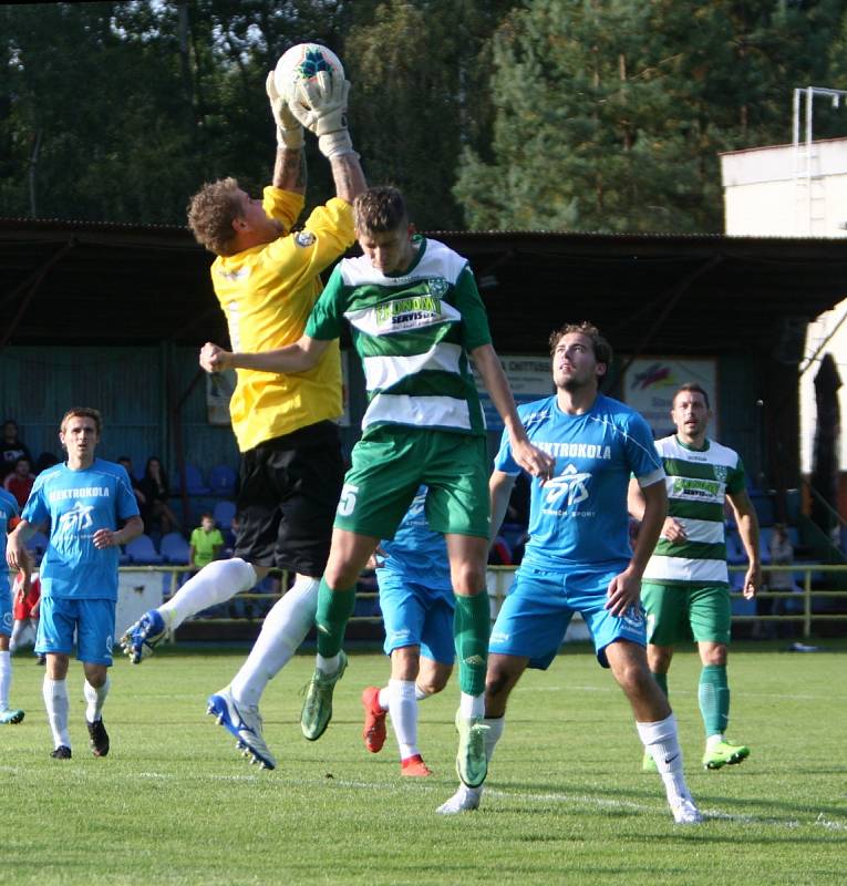 Nový Bor (pruhované dresy) doma porazil Sedmihorky 2:1.