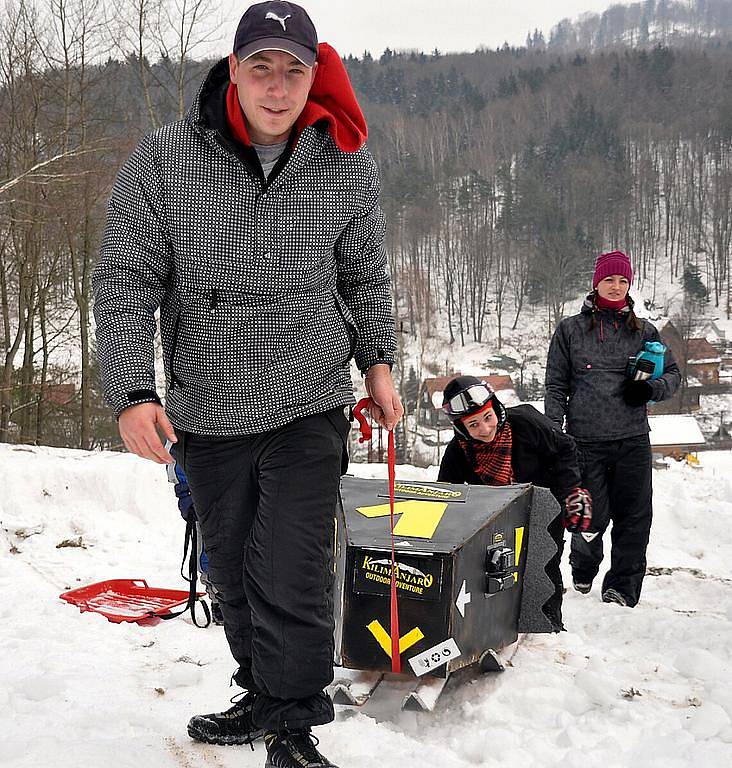 Na Lipovém vrchu v Prysku se konal oblíbený zimní závod Preškavská kamikazde neboli sjezd na čemkoli. Závodníci měli letos ideální podmínky. 