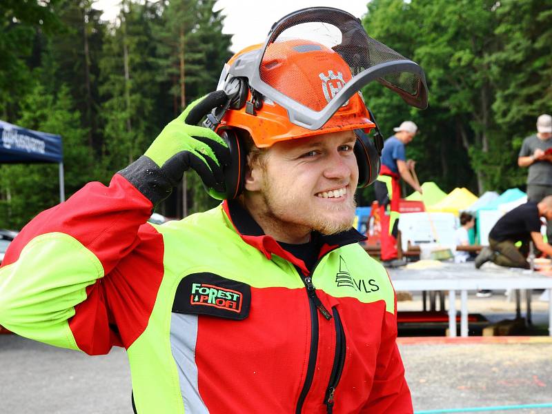 Domácí závodníci dominovali víkendovému šampionátu v práci s motorovou pilou, který proběhl v rámci Lesnického dne v areálu Sklená huť v Ralsku. 