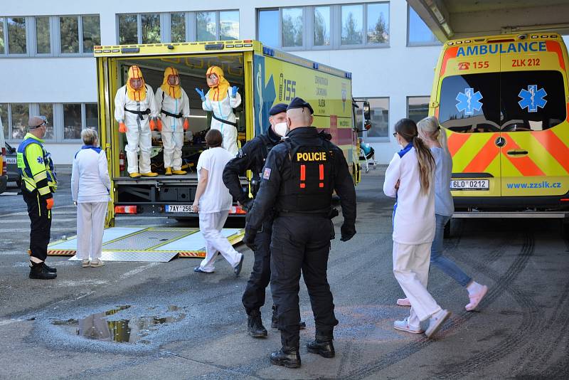 Velkokapacitní sanitka Zdravotnické záchranné služby hlavního města Prahy zvaná Fénix si přijela pro pět covid pozitivních pacientů do českolipské nemocnice