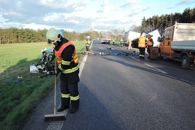 Tragická dopravní nehoda, při které se v Jestřebí střetl nákladní automobil s osobním.