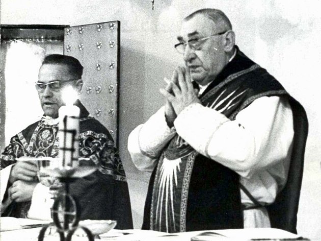 S kardinálem Trochtou (vpravo) při mši v kostele sv. Máří Magdaleny v České Lípě. 
