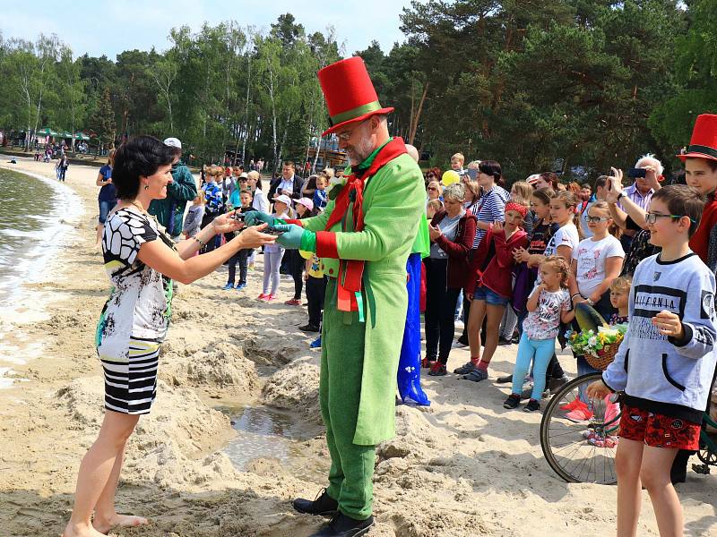 Na hlavní pláži v Doksech proběhlo slavnostní zahájení turistické sezóny Máchova jezera a jeho okolí.