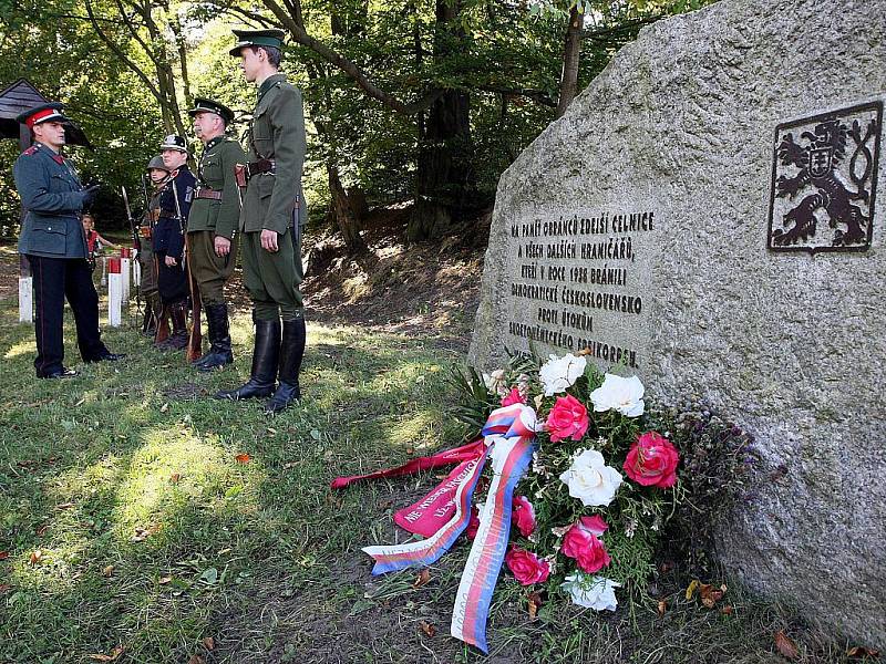 Památku padlých pohraničníků uctili legionáři na hraničním přechodu Dolní SvětláWaltersdorf. 