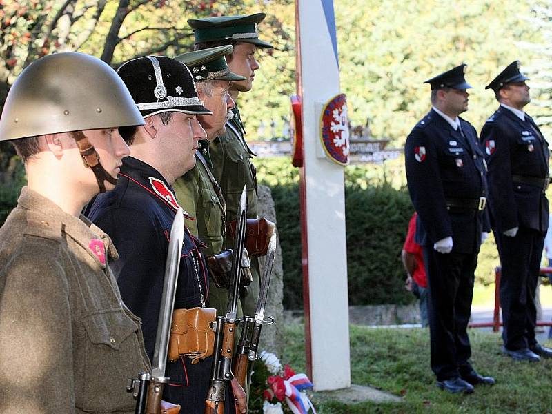 Památku padlých pohraničníků uctili legionáři na hraničním přechodu Dolní SvětláWaltersdorf. 