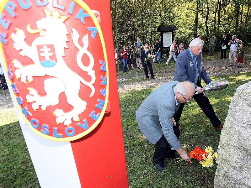 Památku padlých pohraničníků uctili legionáři na hraničním přechodu Dolní SvětláWaltersdorf. 