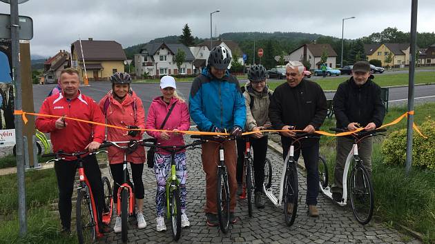 V rámci otevírání turistické sezony v Českosaském Švýcarsku zahájili v Kamenickém Šenově také koloběžkovou sezonu na cyklostezce Varhany.