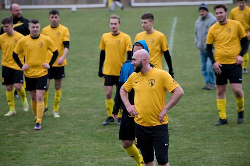 Vratislavice (ve žlutém) doma porazily Kamenici 2:1.