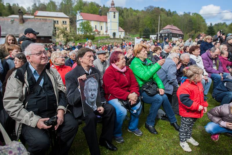 Prezident České republiky, Miloš Zeman s manželkou Ivanou, zavítal na třídenní návštěvu Libereckého kraje. Na snímku návštěva obce Prysk dne 9. května.