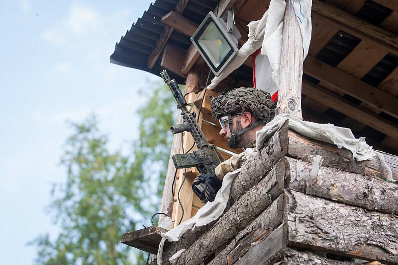 Osmdesátihodinová airsoftová simulace, Protector 2016 pokračovala 21. července v části bývalého vojenského prostoru Ralsko na Českolipsku. Do akce typu LARP (z anglického Live Action Role Play) je zapojeno je přes 1000 airsoftových bojovníků z několika ze