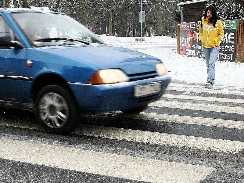 Obyvatelé Ploužnice, potřebují-li přejít silnici protínající obec. Projíždějící řidiči většinou nedodržují stanovenou rychlost a lidi na přechod pro chodce nepouštějí. 