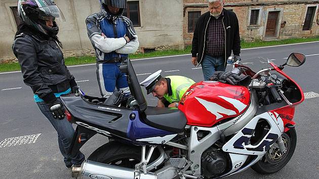 Policisté si posvítili na motorkáře u Dubé - Českolipský deník