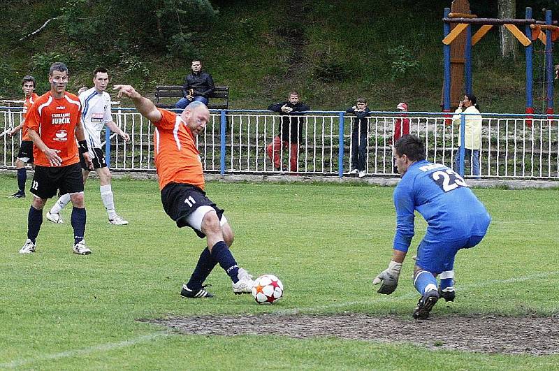 Celek TJ Doksy potvrdil postup do krajského přeboru výhrou nad Velkými Hamry, které se pokoušely dostat do nejvyšší soutěže Liberecka z druhé příčky. Doležel posílá míč podél gólmana Mička do autu.