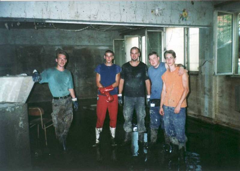 Dobrovolníci ve zničené Kralupské škole