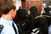 U krajského soudu v Liberci v listopadu začalo hlavní líčení s pěti mladíky, kteří jsou obžalováni z loňského mačetového útoku v Novém Boru.