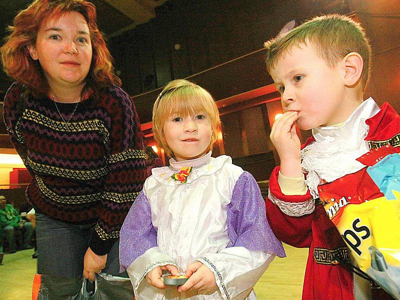 Vodníci, princezny, víly, skřítci a další masky si užily pěkné odpoledne v kulturním domě Ralsko v Mimoni.