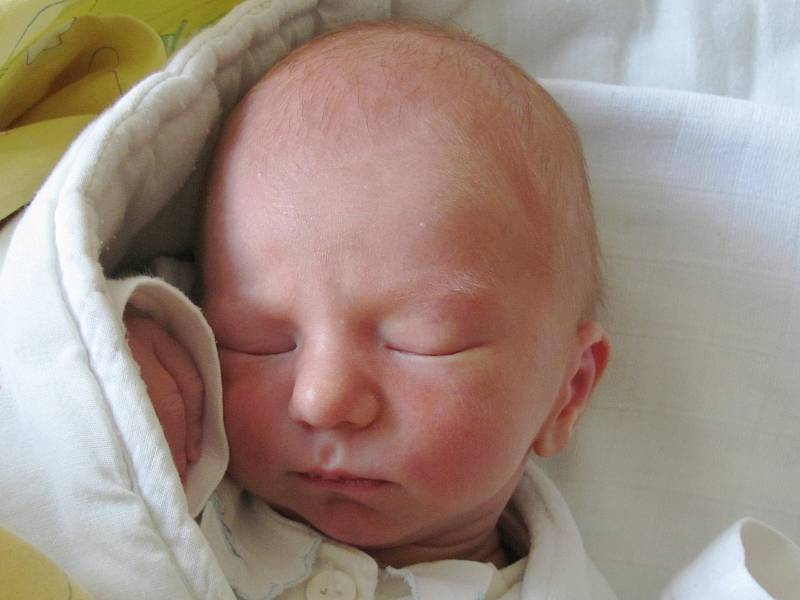 Mamince Kamile Denézové z Mimoně se v pátek 13. listopadu v 19:16 hodin narodil syn Pavel Manhart. Měřil 50 cm a vážil 2,94 kg.