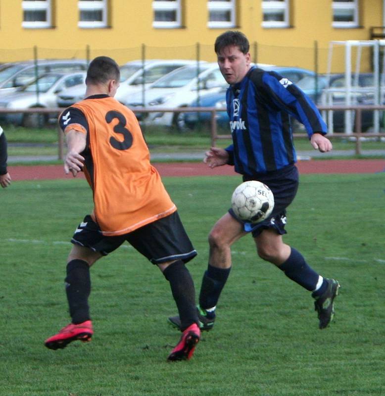 Dubice (modré dresy) porazila Zákupy 3:0.