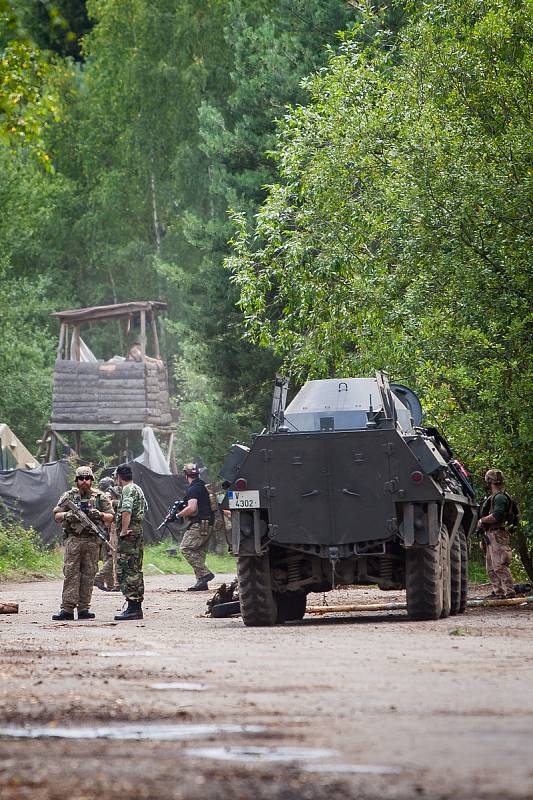 Osmdesátihodinová airsoftová simulace, Protector 2016 pokračovala 21. července v části bývalého vojenského prostoru Ralsko na Českolipsku. Do akce typu LARP (z anglického Live Action Role Play) je zapojeno je přes 1000 airsoftových bojovníků z několika ze