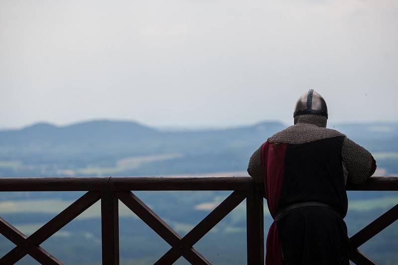 O netradiční prohlídky na hradě Bezděz se minulý týden starali středověcí rytíři.