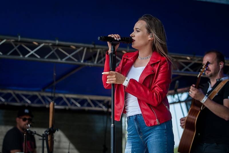 Hudební festival Plechovka fest začal 6. července na louce ve Cvikově na Českolipsku. Na snímku je zpěvačka Kristína Peláková.