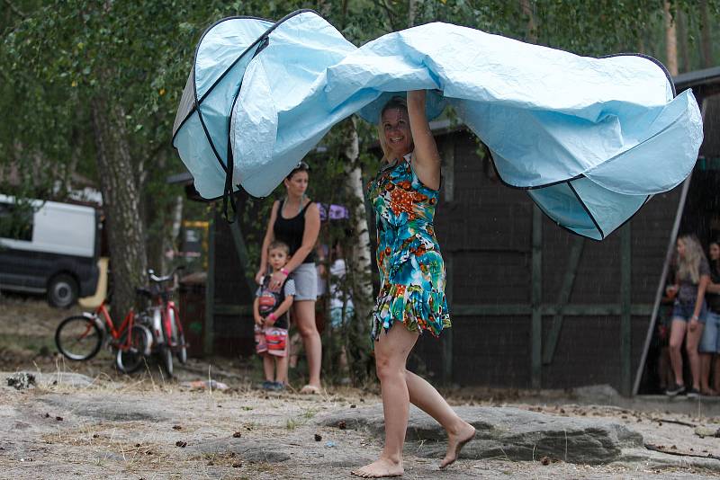 Hudba, pohoda i déšť. Sobotní festival Rozmarné léto na pláži Klůček u Máchova jezera nabídl vše, co k takové pravé letní akci patří.