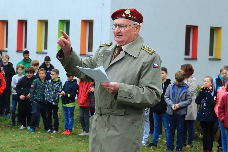 Veteráni druhé světové války, odbojáři, jejich pozůstalí i další hosté se na konci října sešli ve Stráži pod Ralskem na tradičním Memoriálu generálmajora Antonína Sochora.