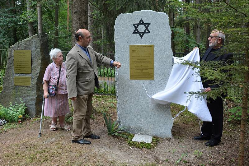 Symbolický hrob židovských obyvatel Nového Boru, kteří se během II. světové války stali oběťmi holocaustu, odhalili na novoborském Lesním hřbitově.