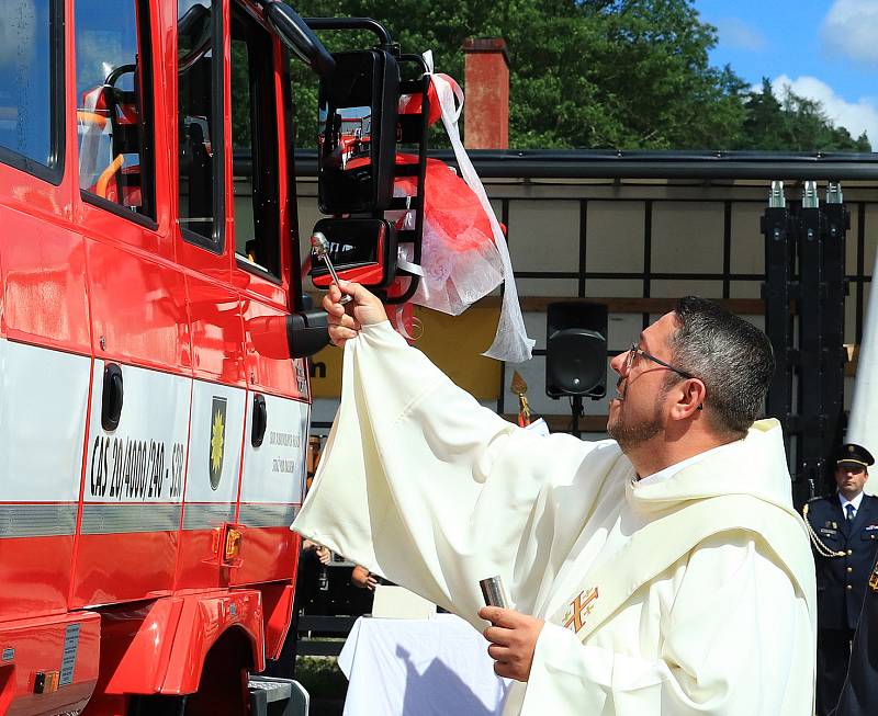 Slavnostní předání nové CAS jednotce SDH Stráž pod Ralskem.