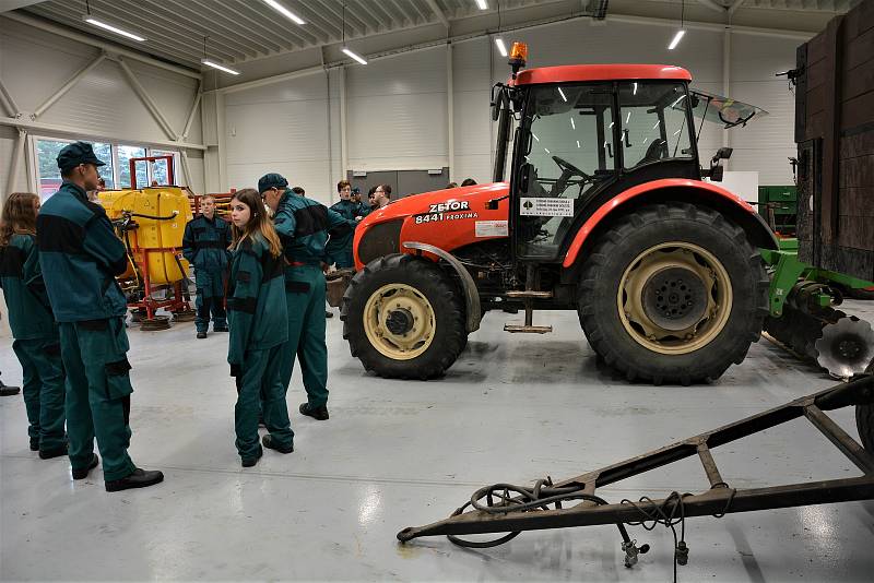 Zetor Proxima GP 100 červené barvy získala Střední odborná škola a učiliště v České Lípě.