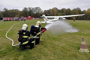 Českolipské hasiče čekalo ve středu speciální cvičení na letišti.