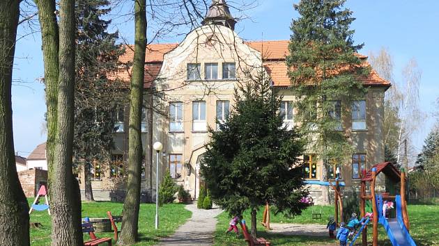 Zchátralou budovu mateřské školy v Dolní Libchavě chce město zrekonstruovat a vybudovat v ní nové zařízení pro děti ve věku do tří let.